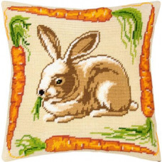 V41 Кролик з морквою. Подушка. Чарівниця. Набір для вишивки пряжею пів хрестиком по малюнку на тканині